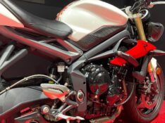 TRIUMPH STREET TRIPLE 675 2017/2017 EXCLUSIVO VEÍCULOS SANTA CRUZ DO SUL / Carros no Vale