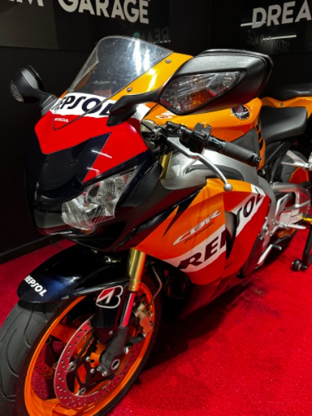 HONDA MOTOS CBR 1000 RR REPSOL 2011/2011 EXCLUSIVO VEÍCULOS SANTA CRUZ DO SUL / Carros no Vale