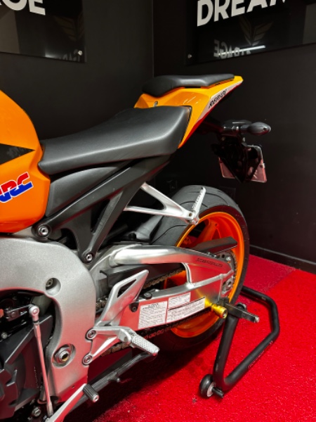 HONDA MOTOS CBR 1000 RR REPSOL 2011/2011 EXCLUSIVO VEÍCULOS SANTA CRUZ DO SUL / Carros no Vale