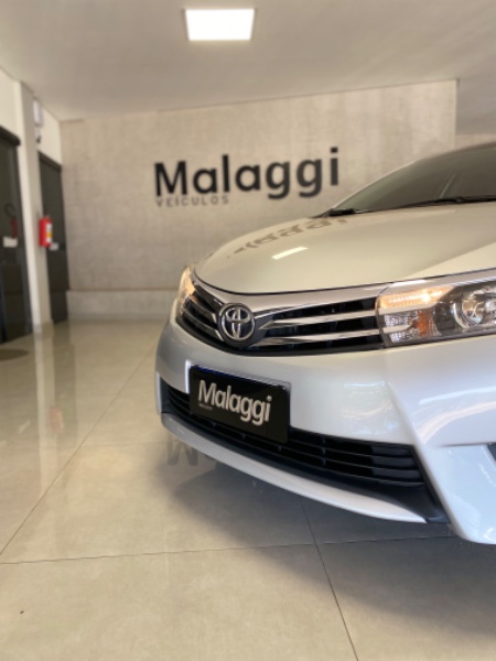 TOYOTA COROLLA 2.0 XEI 16V FLEX 4P AUTOMÁTICO 2014/2015 MALAGGI VEÍCULOS ENCANTADO / Carros no Vale