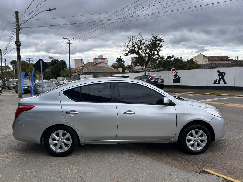 NISSAN VERSA SL 1.6 16V FLEX FUEL 4P MEC. 2012/2013 LS MULTIMARCAS VENÂNCIO AIRES / Carros no Vale