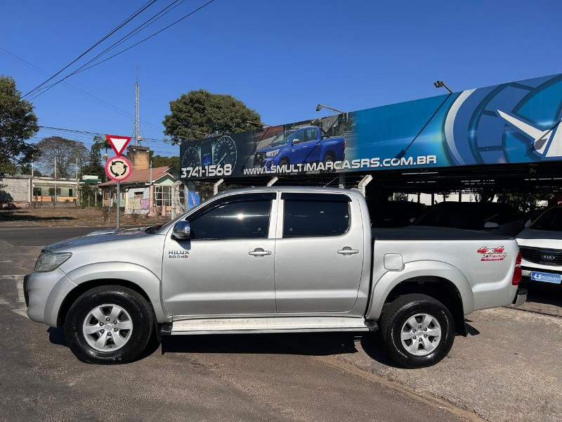 TOYOTA HILUX CD SRV D4-D 4X4 3.0 TDI DIESEL AUT 2013/2014 LS MULTIMARCAS VENÂNCIO AIRES / Carros no Vale