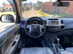 TOYOTA HILUX CD SRV D4-D 4X4 3.0 TDI DIESEL AUT 2013/2014 LS MULTIMARCAS VENÂNCIO AIRES / Carros no Vale