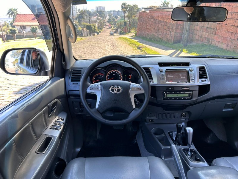 TOYOTA HILUX CD SRV D4-D 4X4 3.0 TDI DIESEL AUT 2013/2014 LS MULTIMARCAS VENÂNCIO AIRES / Carros no Vale