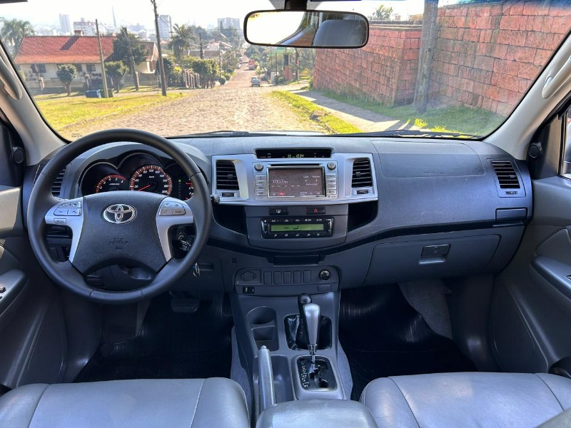 TOYOTA HILUX CD SRV D4-D 4X4 3.0 TDI DIESEL AUT 2013/2014 LS MULTIMARCAS VENÂNCIO AIRES / Carros no Vale