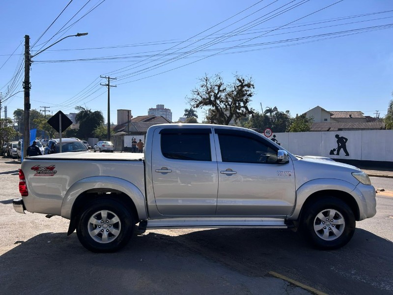 TOYOTA HILUX CD SRV D4-D 4X4 3.0 TDI DIESEL AUT 2013/2014 LS MULTIMARCAS VENÂNCIO AIRES / Carros no Vale