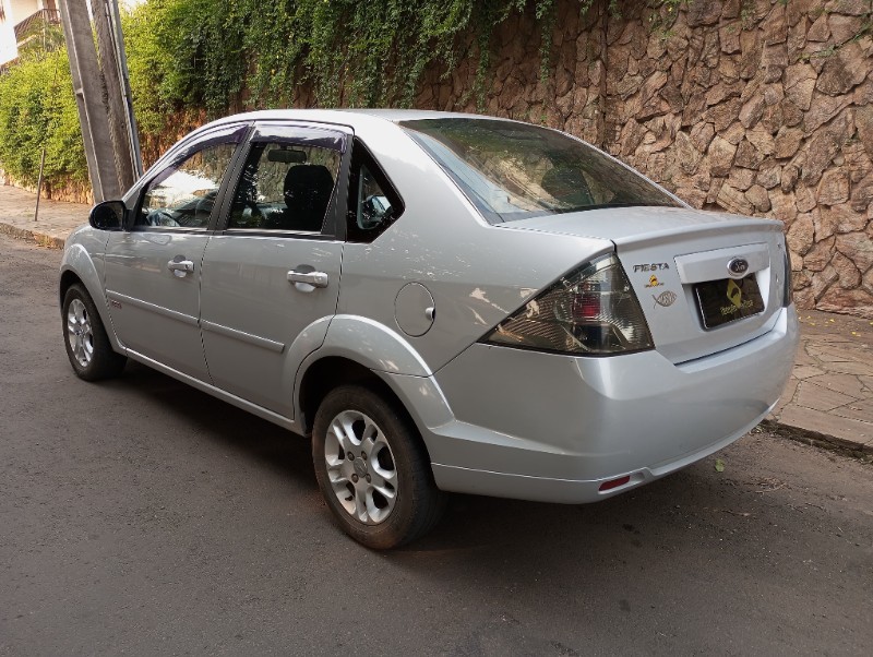 FORD FIESTA SEDAN 1.6 2012/2013 ESTAÇÃO DO CARRO ESTRELA / Carros no Vale