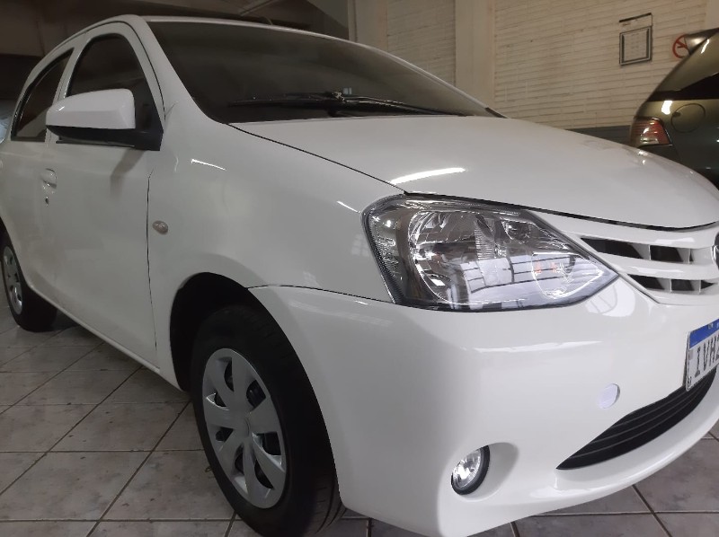 TOYOTA ETIOS 1.3 X 2014/2014 RENAUTO VEÍCULOS LAJEADO / Carros no Vale