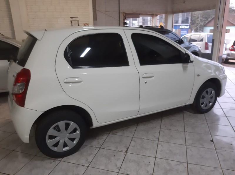 TOYOTA ETIOS 1.3 X 2014/2014 RENAUTO VEÍCULOS LAJEADO / Carros no Vale