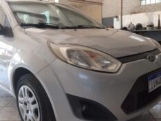 FORD FIESTA SED. 1.6 8V FLEX 4P 2014/2014 RENAUTO VEÍCULOS LAJEADO / Carros no Vale