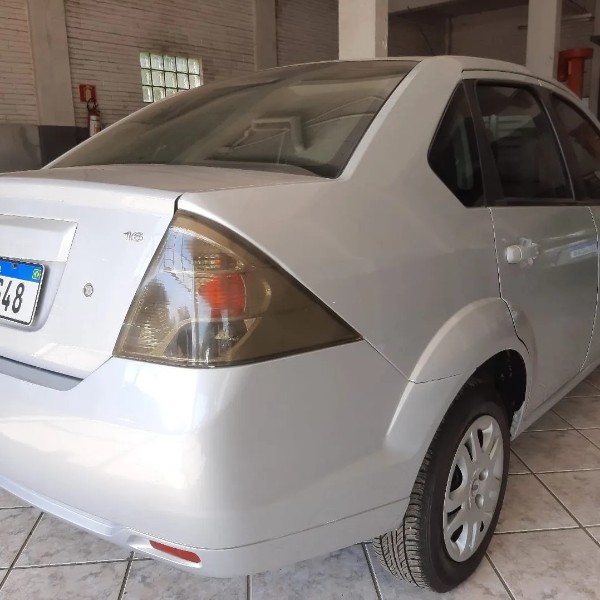 FORD FIESTA SED. 1.6 8V FLEX 4P 2014/2014 RENAUTO VEÍCULOS LAJEADO / Carros no Vale