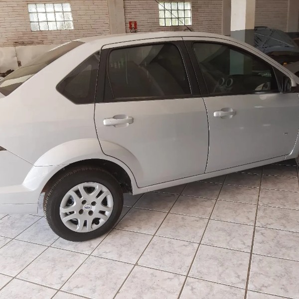 FORD FIESTA SED. 1.6 8V FLEX 4P 2014/2014 RENAUTO VEÍCULOS LAJEADO / Carros no Vale