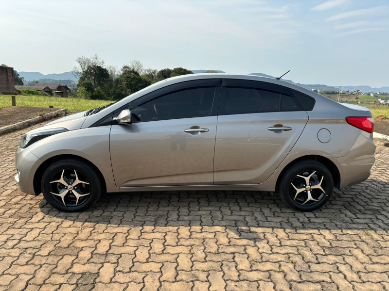 HYUNDAI HB20S 1.6 COMFORT PLUS 16V /2018 RT 811 VEÍCULOS ARROIO DO MEIO / Carros no Vale