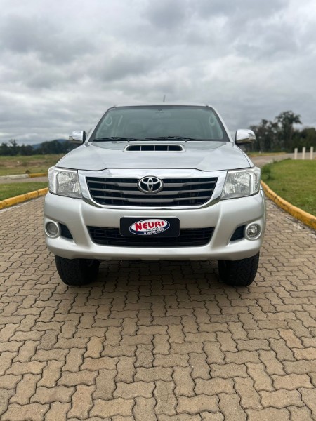 TOYOTA HILUX SW4 SRV D4-D 4X4 3.0 TDI DIES. AUT 2013/2013 NEURI VEÍCULOS LAJEADO / Carros no Vale