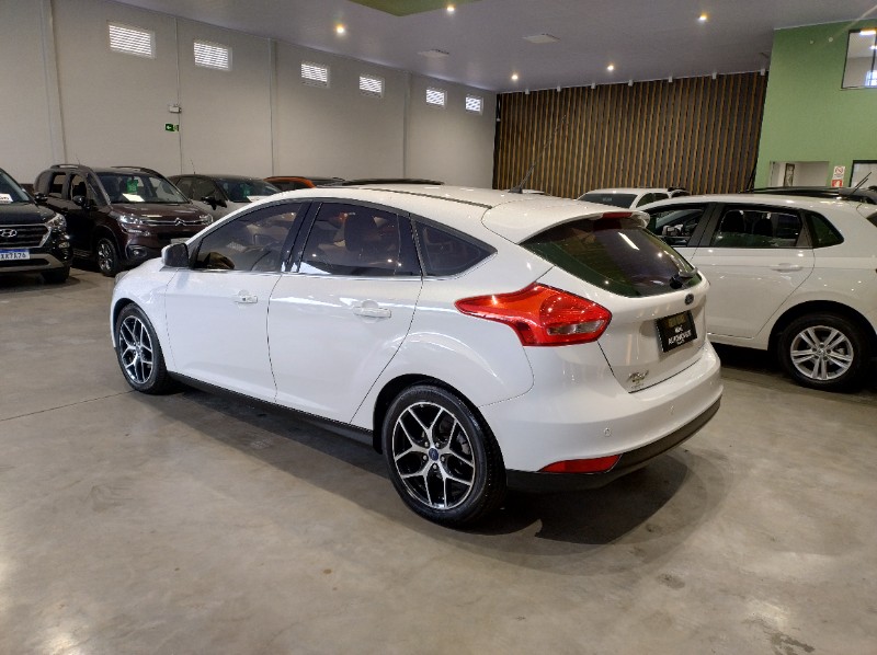 FORD FOCUS HATCH TITANIUM 2.0 2016/2017 M&C AUTOMÓVEIS CAXIAS DO SUL / Carros no Vale