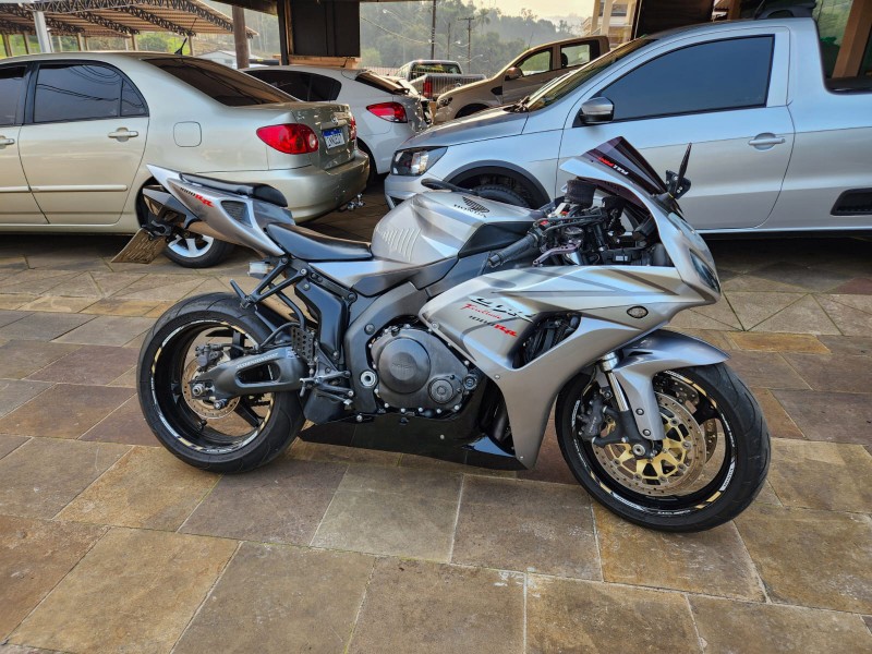 HONDA MOTOS CBR 1000 RR FIRE BLADE 2006/2006 TS VEÍCULOS ANTA GORDA / Carros no Vale