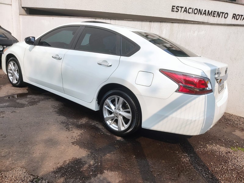 NISSAN ALTIMA SL 2.5 2013/2014 ALTERNATIVA VEÍCULOS LAJEADO / Carros no Vale