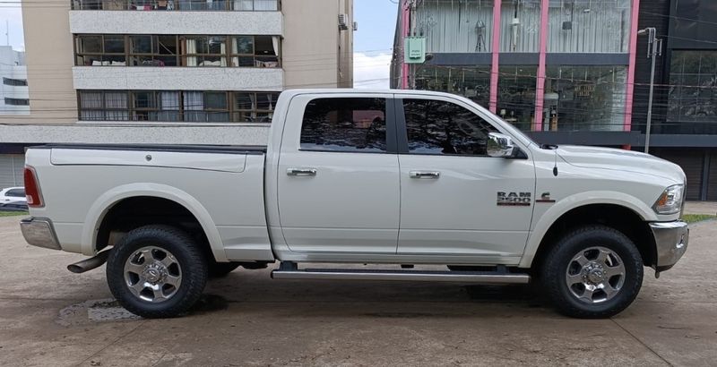 Dodge RAM 6.7 2500 LARAMIE 4X4 CD I6 TURBO DIESEL 4P AUTOMÁTICO 2018/2018 CAMINHÕES & CAMIONETAS PASSO FUNDO / Carros no Vale