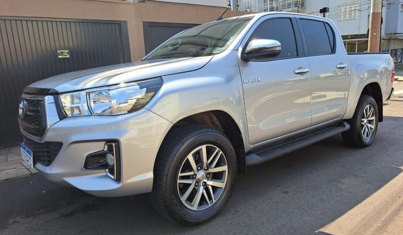 Toyota HILUX 2.8 SRV 4X4 CD 16V DIESEL 4P AUTOMÁTICO 2019/2020 CAMINHÕES & CAMIONETAS PASSO FUNDO / Carros no Vale