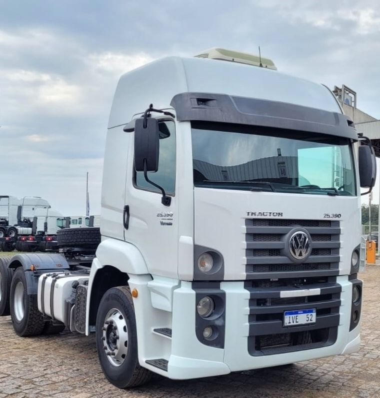 Volkswagen 25390 25-390 E Constel 6×2 2p E5 2013/2014 CAMINHÕES & CAMIONETAS PASSO FUNDO / Carros no Vale