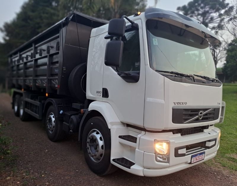 Volvo VM 330 8×2 2p Caçamba 2012/2012 CAMINHÕES & CAMIONETAS PASSO FUNDO / Carros no Vale