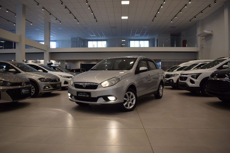 Fiat GRAND SIENA ATTRACTIVE 1.4 2014 DINAMICA-CAR VENÂNCIO AIRES / Carros no Vale