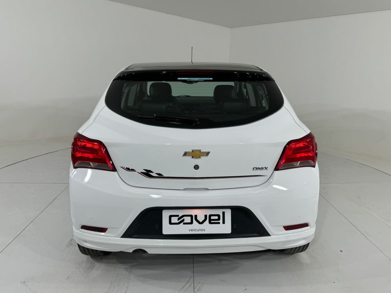 Chevrolet Onix 1.4 Effect 2017/2018 COVEL VEICULOS ENCANTADO / Carros no Vale