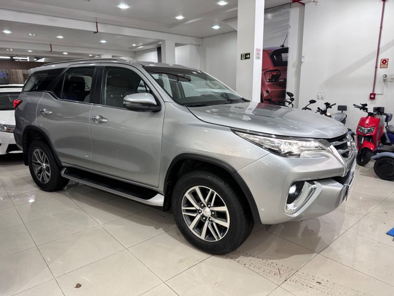 Toyota Hilux Sw4 2.8 Srx 4×4 16v Turbo Intercooler 2019/2020 COVEL VEICULOS ENCANTADO / Carros no Vale