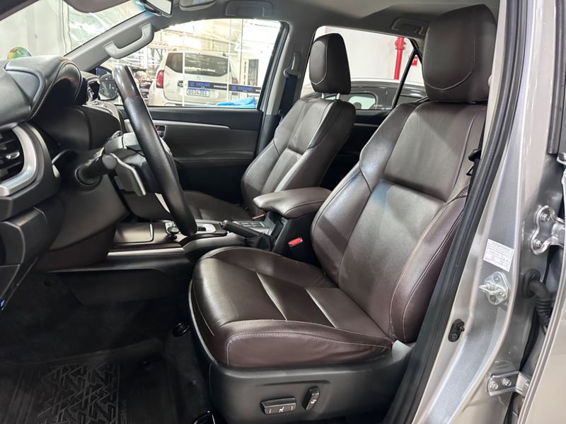 Toyota Hilux Sw4 2.8 Srx 4×4 16v Turbo Intercooler 2019/2020 COVEL VEICULOS ENCANTADO / Carros no Vale