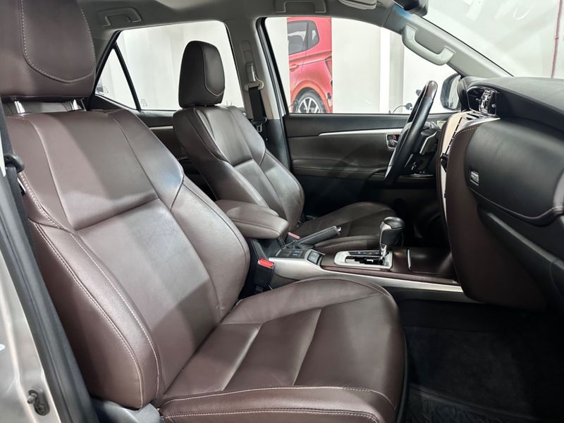 Toyota Hilux Sw4 2.8 Srx 4×4 16v Turbo Intercooler 2019/2020 COVEL VEICULOS ENCANTADO / Carros no Vale