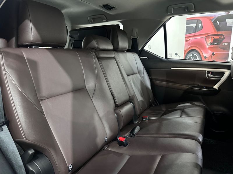 Toyota Hilux Sw4 2.8 Srx 4×4 16v Turbo Intercooler 2019/2020 COVEL VEICULOS ENCANTADO / Carros no Vale