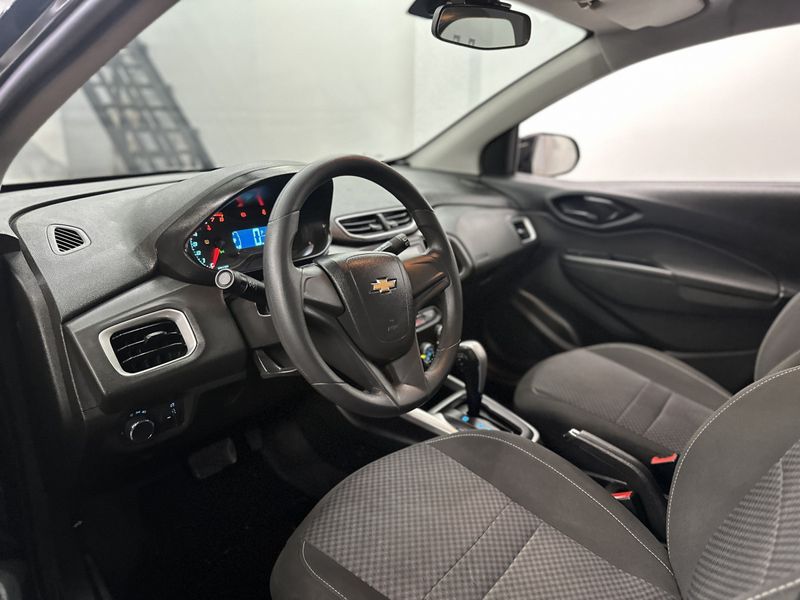 CHEVROLET ONIX HATCH ADVANTAGE 1.4 8V 2018/2018 CIRNE AUTOMÓVEIS SANTA MARIA / Carros no Vale