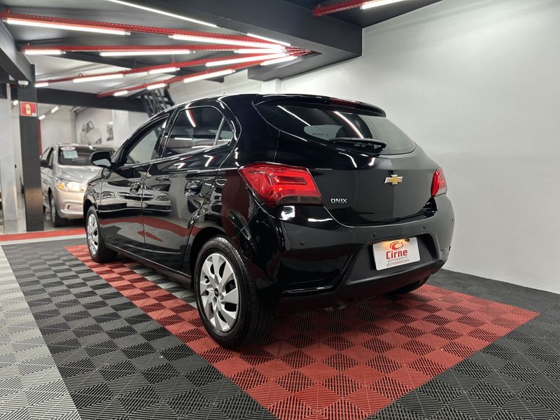 CHEVROLET ONIX HATCH ADVANTAGE 1.4 8V 2018/2018 CIRNE AUTOMÓVEIS SANTA MARIA / Carros no Vale