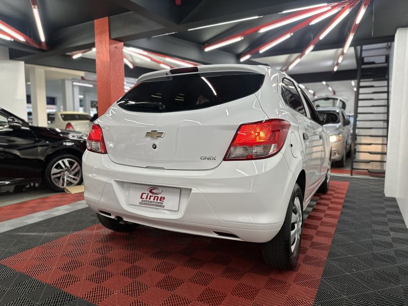 CHEVROLET ONIX HATCH LS 1.0 8V FlexPower Mec. 2014/2015 CIRNE AUTOMÓVEIS SANTA MARIA / Carros no Vale