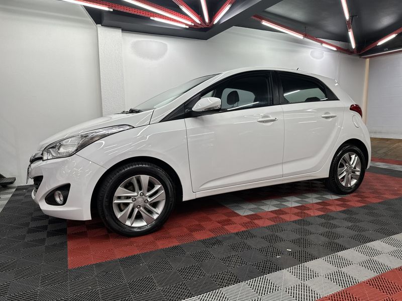 Hyundai HB20 Premium 1.6 16V Mec. 2013/2014 CIRNE AUTOMÓVEIS SANTA MARIA / Carros no Vale