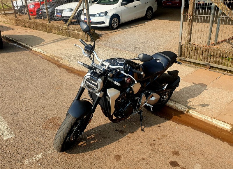 HONDA MOTOS CB 1000R 2019/2019 CRUZEIRO MULTIMARCAS CRUZEIRO DO SUL / Carros no Vale