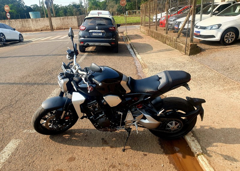 HONDA MOTOS CB 1000R 2019/2019 CRUZEIRO MULTIMARCAS CRUZEIRO DO SUL / Carros no Vale