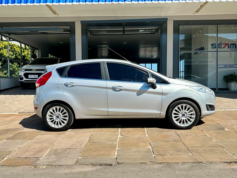 FORD FIESTA TITANIUM PLUS 1.6 16V FLEX AUT 2017/2017 SÉTIMA VEÍCULOS GUAPORÉ / Carros no Vale