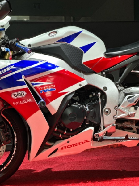 HONDA MOTOS CBR 1000RR FIREBLADE 2013/2013 EXCLUSIVO VEÍCULOS SANTA CRUZ DO SUL / Carros no Vale