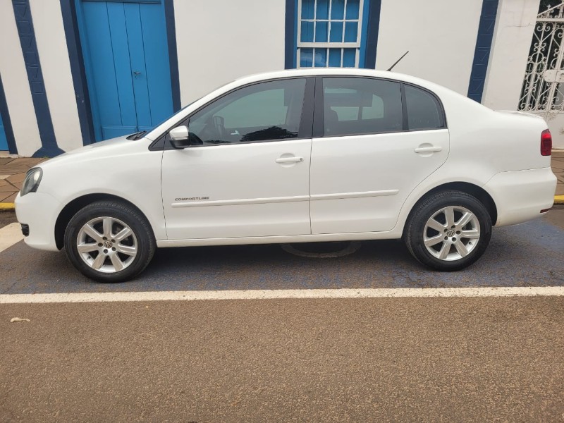 VOLKSWAGEN POLO SED. COMFORT. 1.6 MI TOT. FLEX 8V 2012/2013 ADRIANO VEÍCULOS CRUZEIRO DO SUL / Carros no Vale