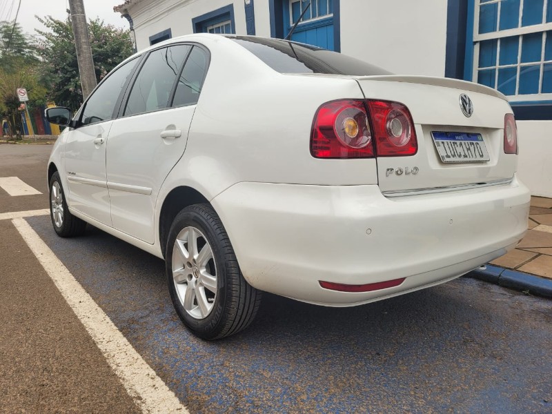 VOLKSWAGEN POLO SED. COMFORT. 1.6 MI TOT. FLEX 8V 2012/2013 ADRIANO VEÍCULOS CRUZEIRO DO SUL / Carros no Vale