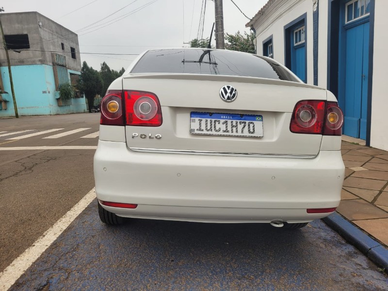 VOLKSWAGEN POLO SED. COMFORT. 1.6 MI TOT. FLEX 8V 2012/2013 ADRIANO VEÍCULOS CRUZEIRO DO SUL / Carros no Vale