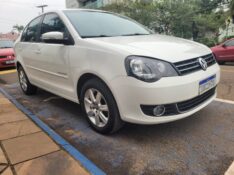 VOLKSWAGEN POLO SED. COMFORT. 1.6 MI TOT. FLEX 8V 2012/2013 ADRIANO VEÍCULOS CRUZEIRO DO SUL / Carros no Vale