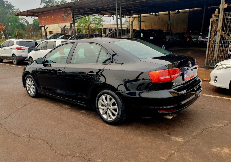 VOLKSWAGEN JETTA 2.0 COMFORTLINE 2014/2015 CRUZEIRO MULTIMARCAS CRUZEIRO DO SUL / Carros no Vale