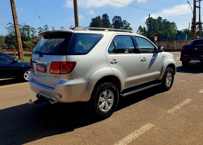 TOYOTA HILUX SW4 3.0 SRV 4X4 16V TURBO INTERCOOLER DIESEL 4P AUT 2006/2007 CRUZEIRO MULTIMARCAS CRUZEIRO DO SUL / Carros no Vale