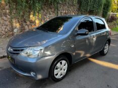 TOYOTA ETIOS X 1.3 2013/2013 ESTAÇÃO DO CARRO ESTRELA / Carros no Vale