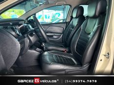 RENAULT CAPTUR 1.6 16V SCE ZEN 2017/2018 GARCEZ VEÍCULOS BENTO GONÇALVES / Carros no Vale