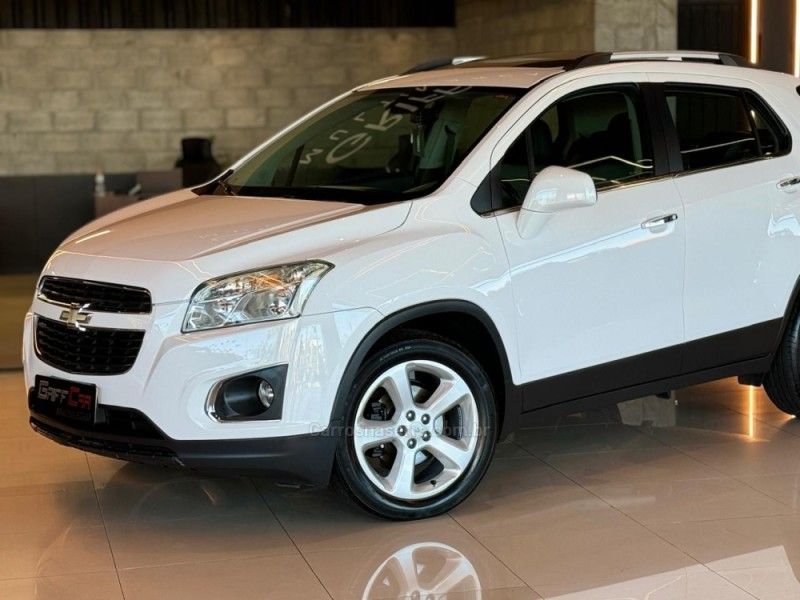 CHEVROLET TRACKER 1.8 MPFI LTZ 4X2 16V 2014/2015 GRIFFCAR MULTIMARCAS DOIS IRMÃOS / Carros no Vale