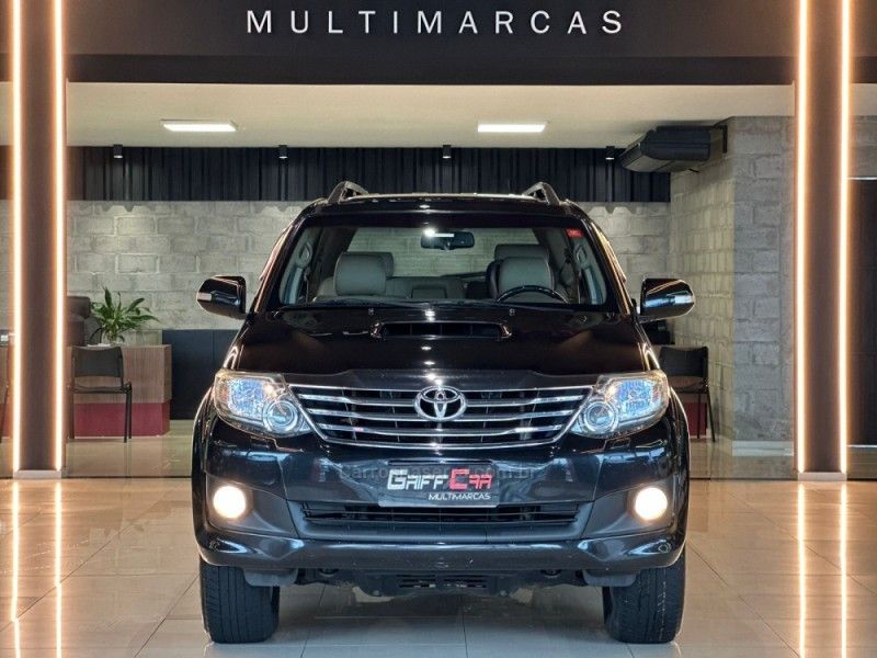 TOYOTA HILUX SW4 3.0 SRV 4X4 16V TURBO INTERCOOLER 2011/2012 GRIFFCAR MULTIMARCAS DOIS IRMÃOS / Carros no Vale