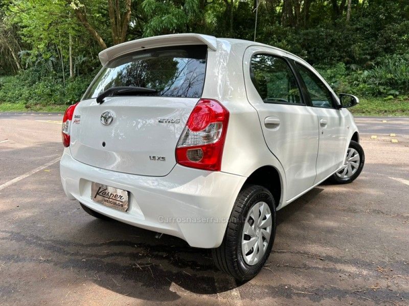 TOYOTA ETIOS 1.5 XS 16V 2016/2017 KASPER VEÍCULOS DOIS IRMÃOS / Carros no Vale